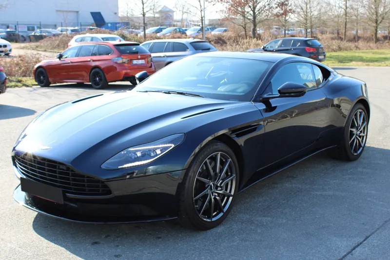 Zwarte Aston Martin DB11 4.0 V8 BiTurbo uit de stock van AV-Automotive