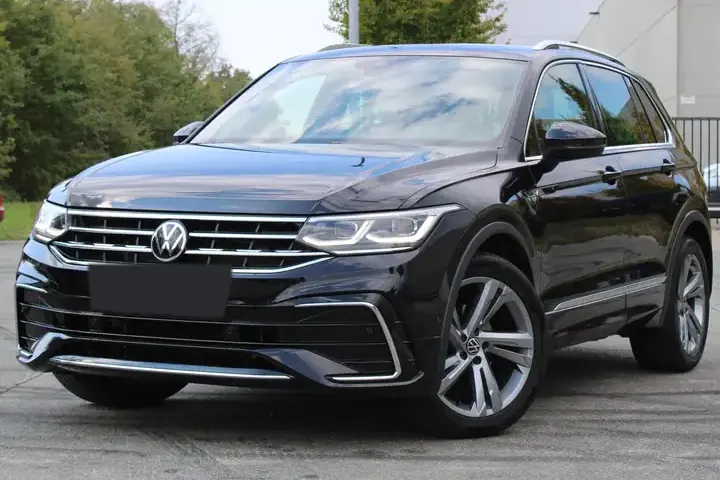 Zwarte Volkswagen Tiguan 1.5 TSI R-Line uit de stock van AV-Automotive