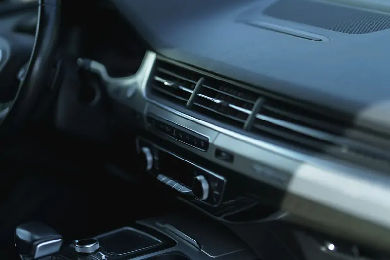 Dashboard en middenconsole van een wagen in zacht licht
